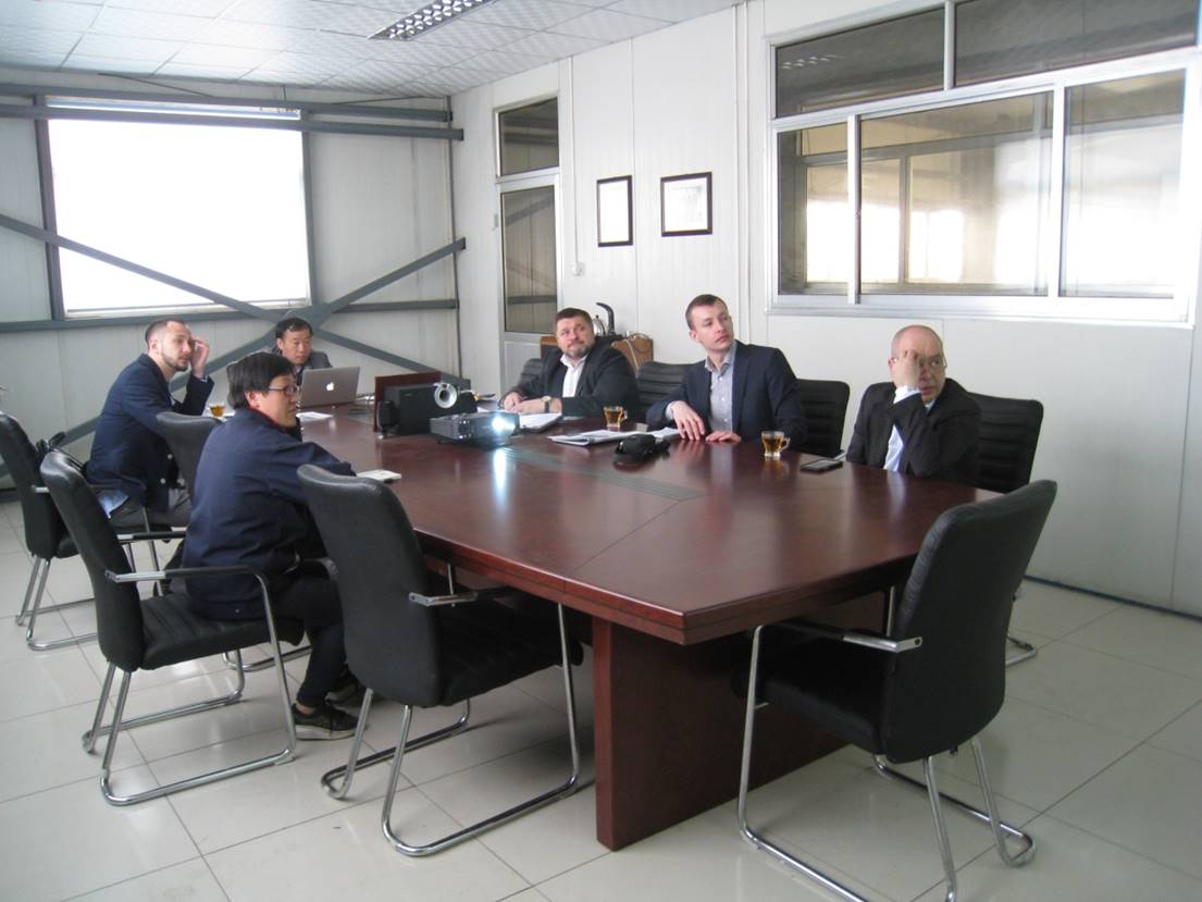 俄羅斯客戶來公司考察數(shù)控車床