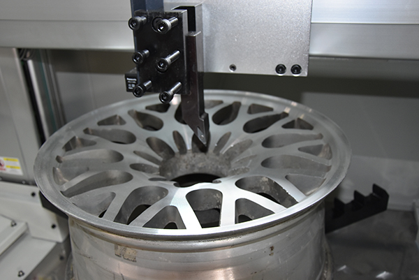 輪轂拉絲機(jī)講述電鍍輪轂的三點(diǎn)優(yōu)勢(shì)功能